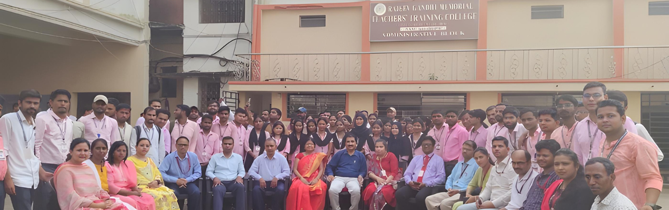 Group photo of RGMTTC B.Ed College Dhanbad Student, faculty and staff